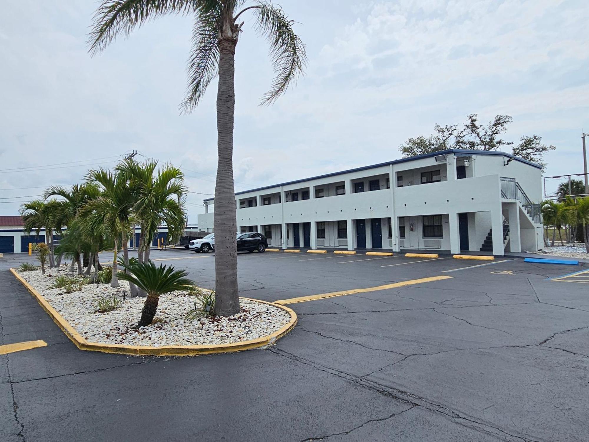 Deluxe - Sarasota * South Bradenton
